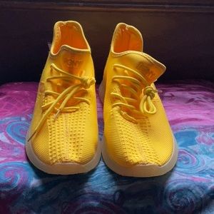 Mens yellow sneakers by Pony. Size 11
